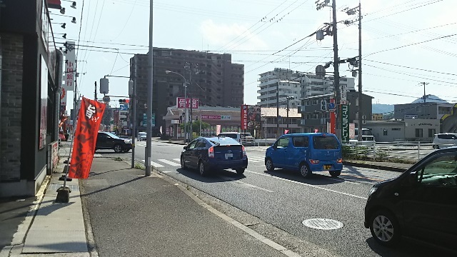 駐車場から見た道路