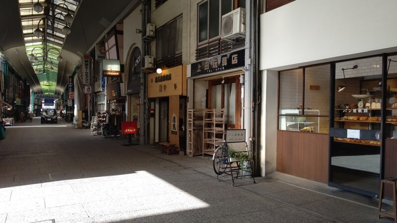 航路の店の前