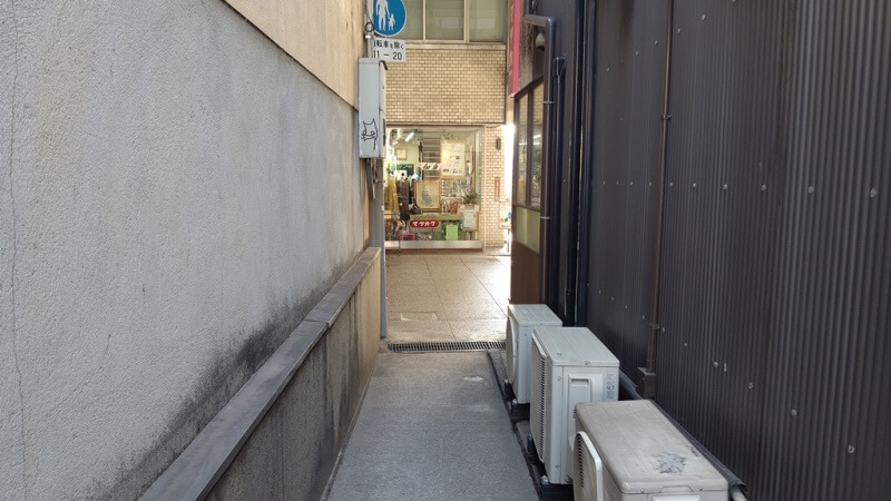 駐車場からの路地