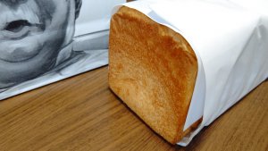 紙包みのパン