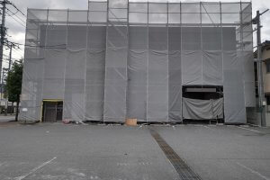 駐車場から見た店舗
