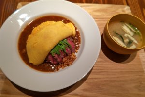 炊き上げピラフのオムライス