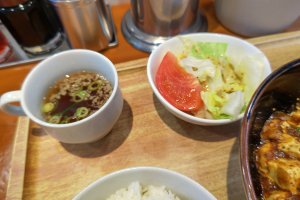 四川麻婆麺定食のサラダとスープ
